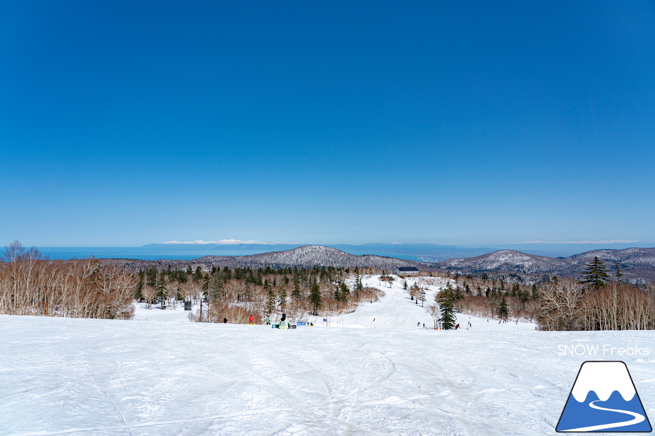 札幌国際スキー場｜ゴールデンウイーク初日も全コース滑走可能OK！！真っ白な雪と澄んだ青空 ＝ 絶好の春スキー＆スノーボード日和♪そして、日本海の彼方に、なんと利尻富士が見えた？！
